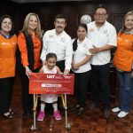 Familia UAT entrega donativo en apoyo a la salud de la pequeña Natalia